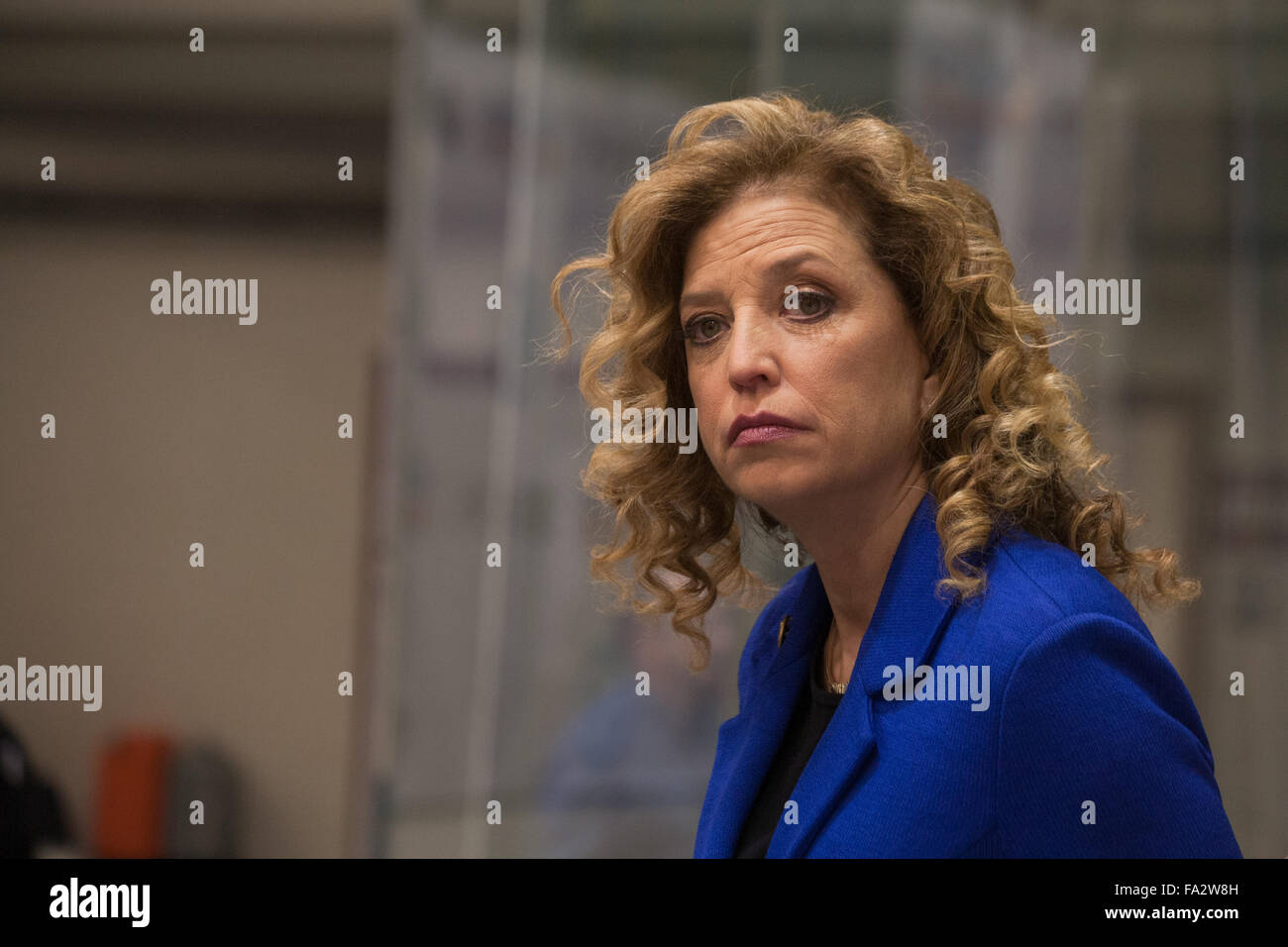 Manchester, Vereinigte Staaten von Amerika. 19. Dezember 2015. Kongressabgeordnete und DNC Stuhl Debbie Wasserman-Schultz bei der dritten demokratischen Präsidentschafts-Debatte. © Lukas William Pasley/Pacific Press/Alamy Live-Nachrichten Stockfoto