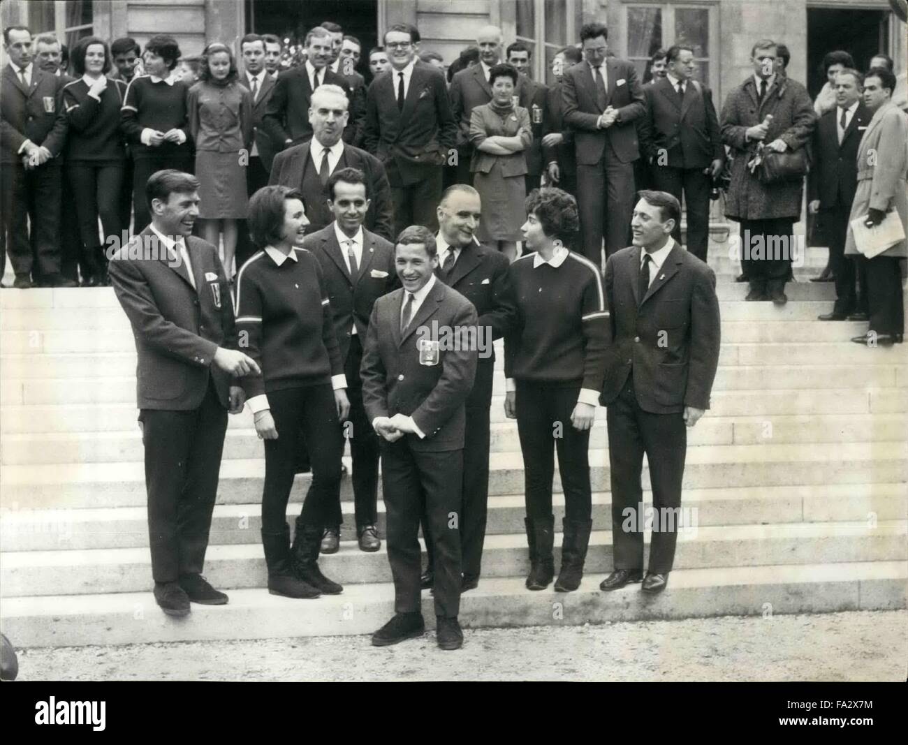 1955 - der französische Premierminister erhält die Winter Olympiade Team: französische Premierminister Georges POMPIDOU wurde beim Mittagessen heute Morgen im Palazzo Matignon in Paris die Mitglieder der Olympischen Winterspiele Team, viele Lorbeeren in Innsbruck gewonnen. Außerhalb Matignon Palast, F. l.to r.: Leo Lacro IX, 2. das downhill-Rennen, Christine Goitschel, Sieger des Rennens Spezialslalom, Francois Bonleu Sieger des Rennens Riesenslalom, Herr Pompidou, Marielle Goitschel, Gewinner des Riesenslalom-Rennen und Alain Calmat, 2. die skating Wettbewerb herumstehen Skifahrer Guy Périllat. (Kredit-Bild: © Ke Stockfoto