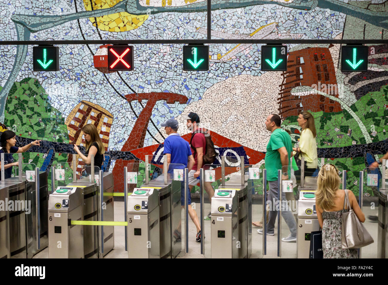 Madrid Spanien, Hispanic Moncloa-Aravaca, Metrostation Arguelles, U-Bahn, Zug, Eingang, Drehkreuz, Mosaikfliesen-Wandbild, Kunst, Spanien150706093 Stockfoto