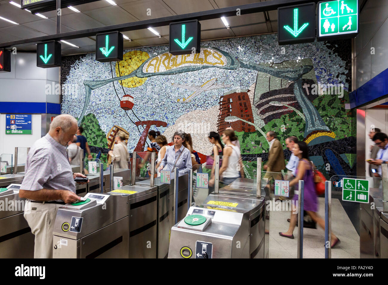 Madrid Spanien, Hispanic Moncloa-Aravaca, Metrostation Arguelles, U-Bahn, Zug, Eingang, Drehkreuz, Mosaikfliesen-Wandbild, Kunst, Spanien150706094 Stockfoto