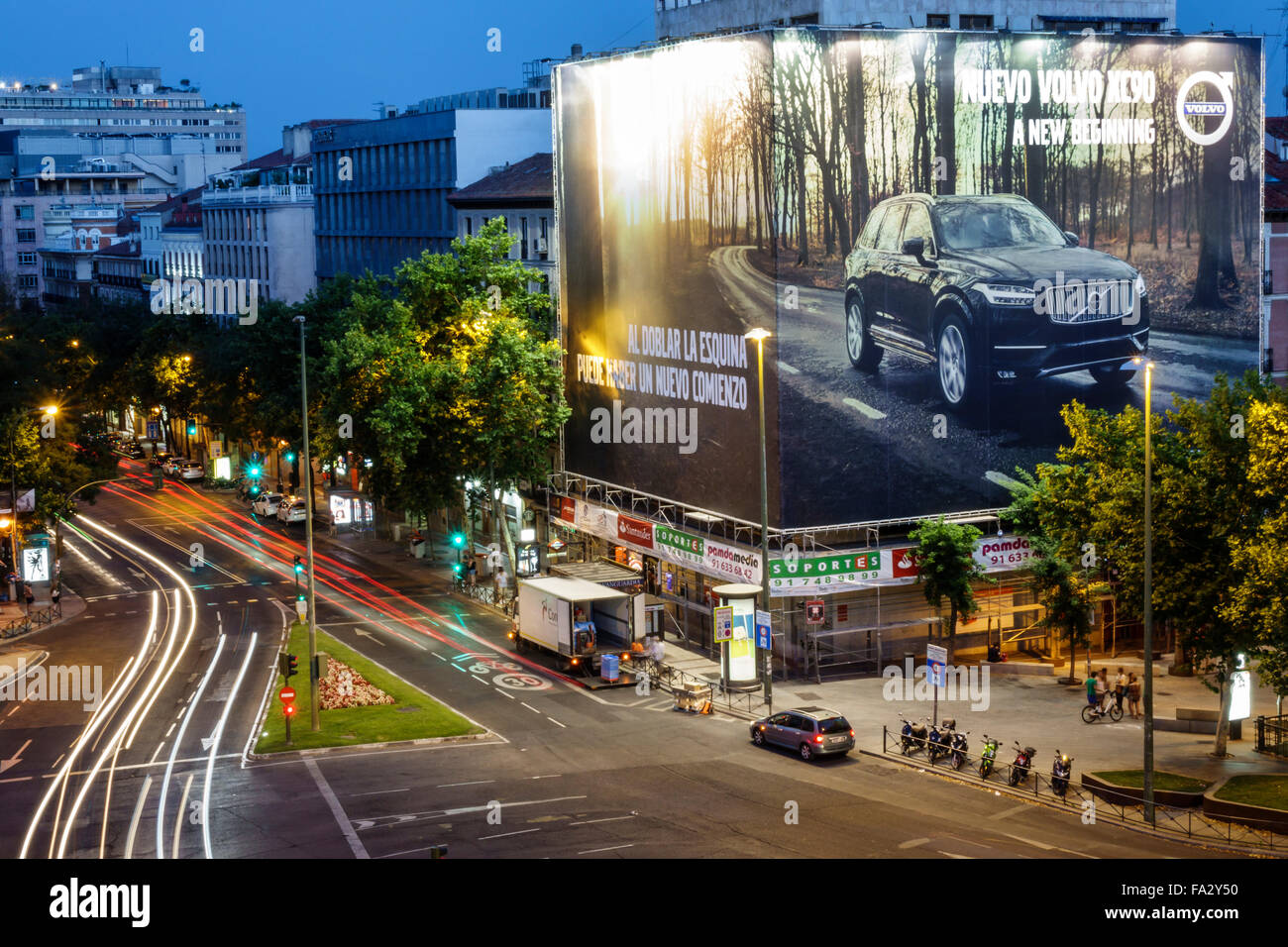 Madrid Spanien, Hispanic Centro, Chamberi, Plaza Alonzo Martinez, Abenddämmerung, Nachtabend, Zeitbelichtung, Verkehrskreis, Brunnen, beleuchtet, Spanien150706108 Stockfoto