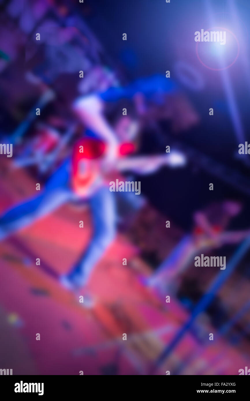Von Rock-Gitarristen auf der Bühne Ausführung defokussierten verwischen Stockfoto