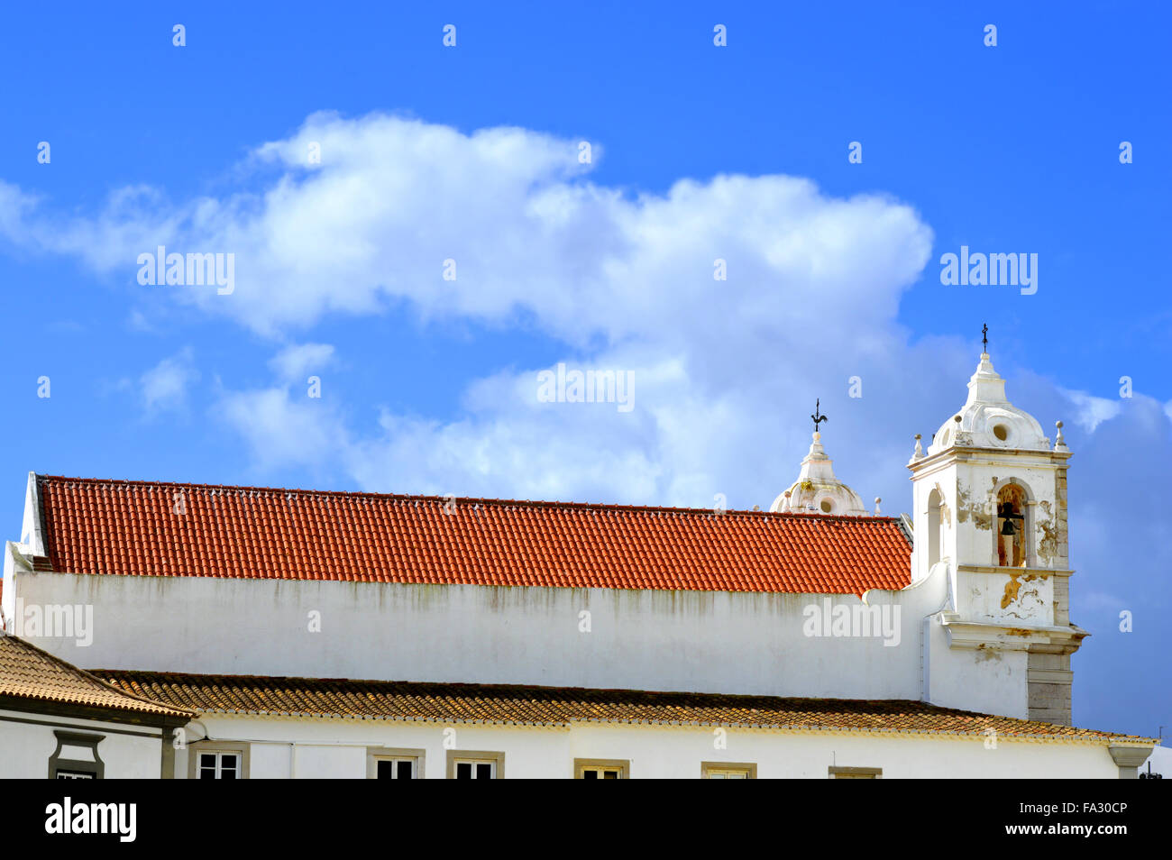 Das historische Santa Maria neue Kirchendach und alte Bell tower in Lagos Stockfoto