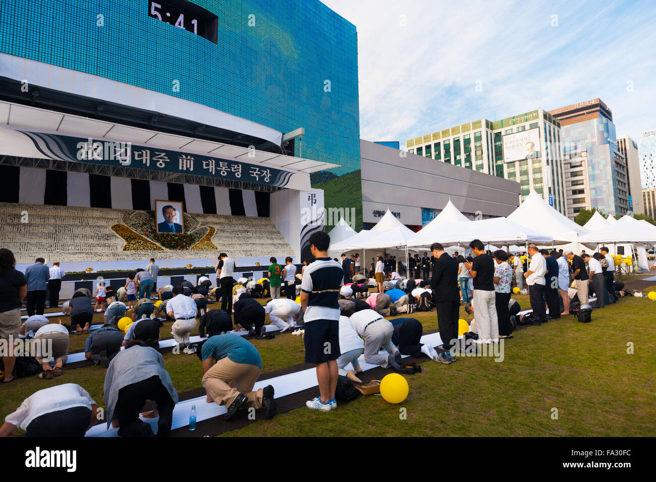 Trauer um Koreaner Line-up, zahlen die letzte Ehre im Rathaus öffentliche Gedenkstätte der Präsident, Friedensnobelpreisträger Kim Dae Jung Stockfoto
