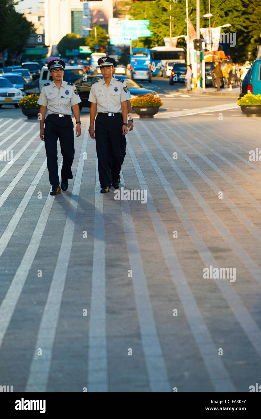Junge koreanische Männer patrouillieren Innenstadt Straßen als Zivilpolizisten, eine Alternative zum Wehrdienst in Seoul, Sou Stockfoto