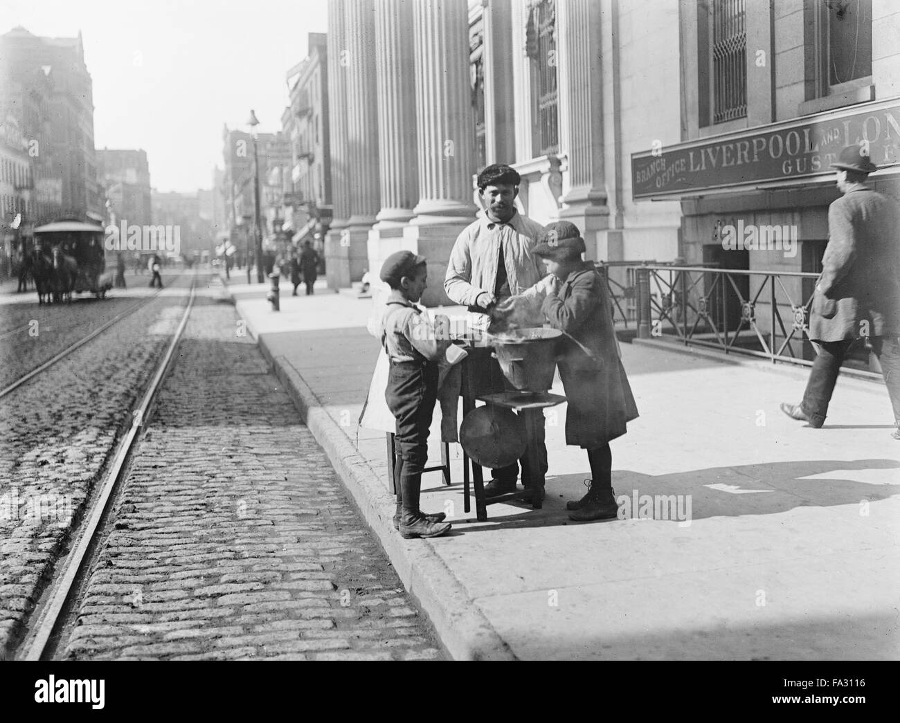 Erdnuss Stand, West 42nd Street, New York City, USA, ca. 1905 Stockfoto