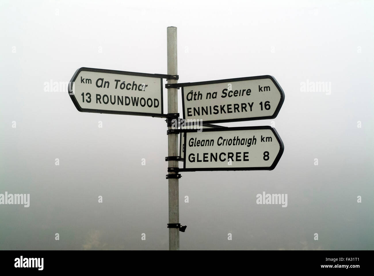 Verkehrsschild mit Nebel in Englisch und Gälisch in Wicklow Mountain Irland, Europa Stockfoto