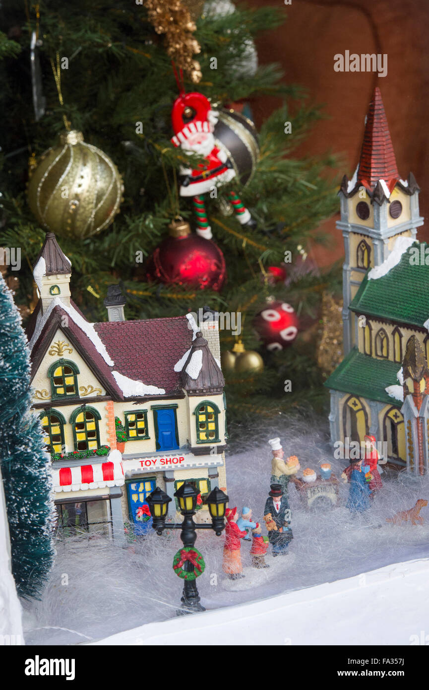 Weihnachten Spielzeug Schnee Szene Schaufenster. Broadway, Cotswolds, England Stockfoto
