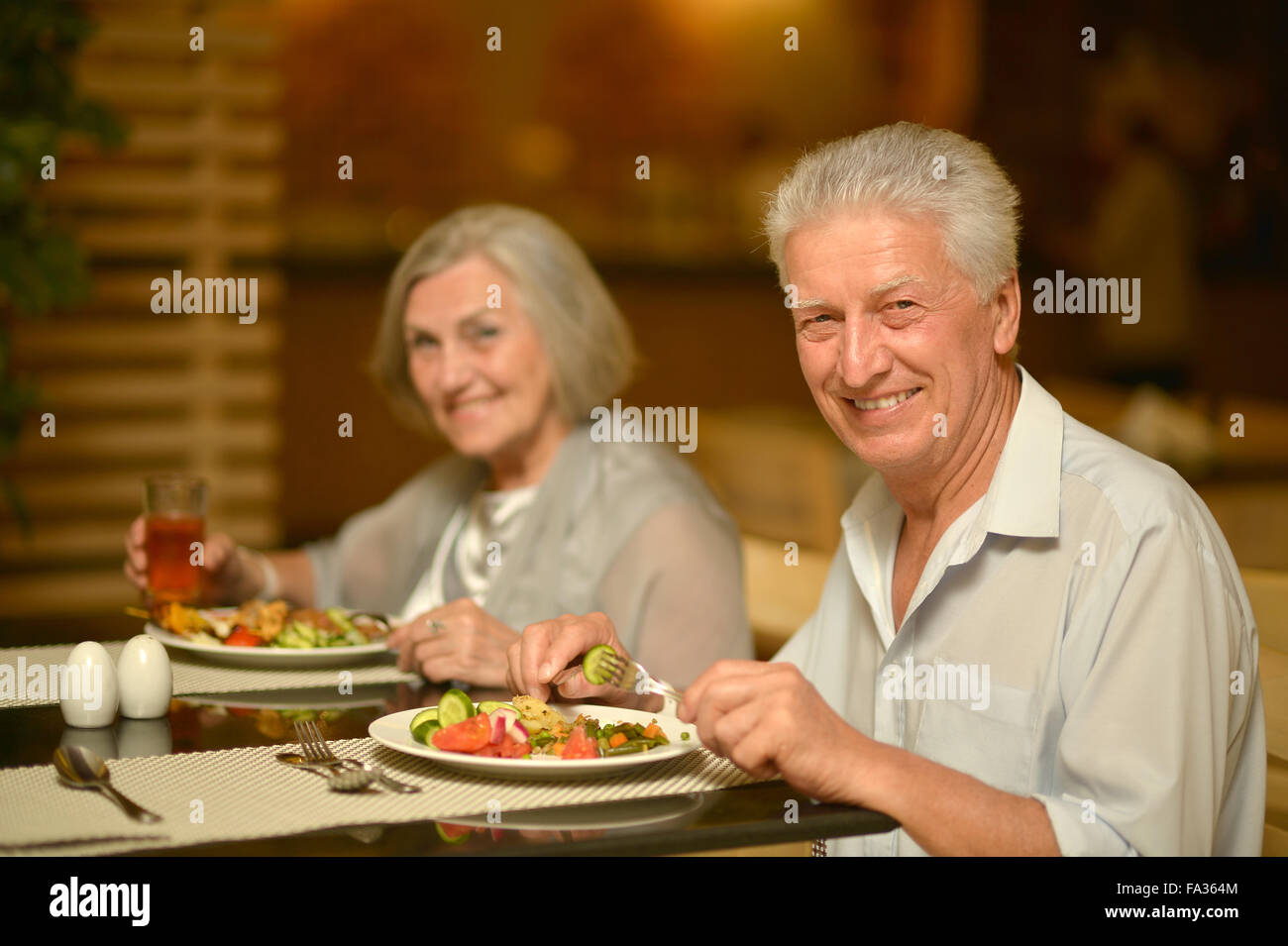 Älteres Paar beim Abendessen Stockfoto