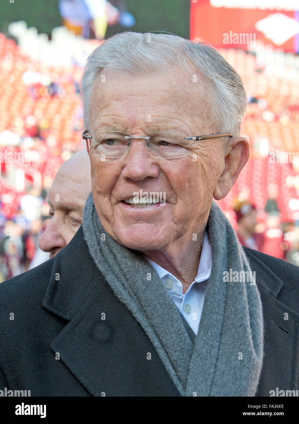 Landrover, Maryland, USA. 20. Dezember 2015. Ehemaligen Washington Redskins Kopf Trainer Joe Gibbs in der Seitenlinie vor dem Spiel gegen die Buffalo Bills in FedEx Field in Landover, Maryland auf Sonntag, 20. Dezember 2015. Kredit: Ron Sachs/CNP - NO WIRE SERVICE - Kredit: Dpa picture-Alliance/Alamy Live News Stockfoto