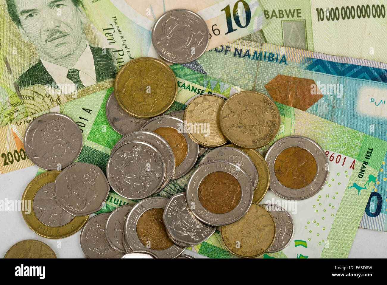 Südafrikanischer Länder Banknoten und Münzen für den Hintergrund. Botswana  Pula, Namibia-Dollar, südafrikanischer Rand und Simbabwe dolla  Stockfotografie - Alamy