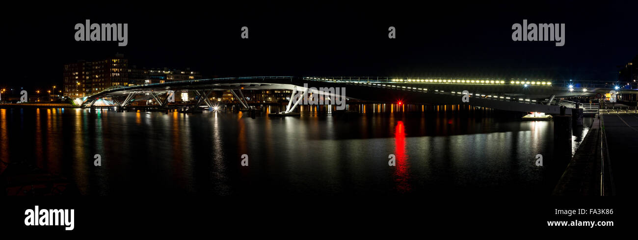 Nacht-Panorama-Blick auf die moderne Brücke In Amsterdam (Noord-Holland, Niederlande) Stockfoto