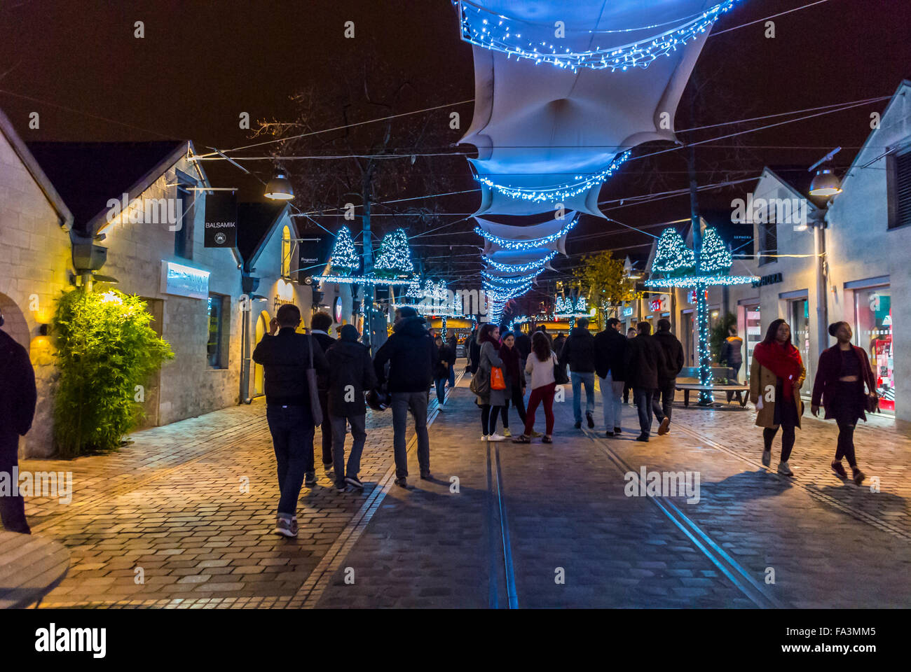 Paris, Frankreich, Pariser Straßenszenen, Masse von Menschen zu Fuß, Weihnachtsbeleuchtung, Einrichtung in Bercy Village, Shopping und Restaurants, nachts, lokalen Nachbarschaften Stockfoto