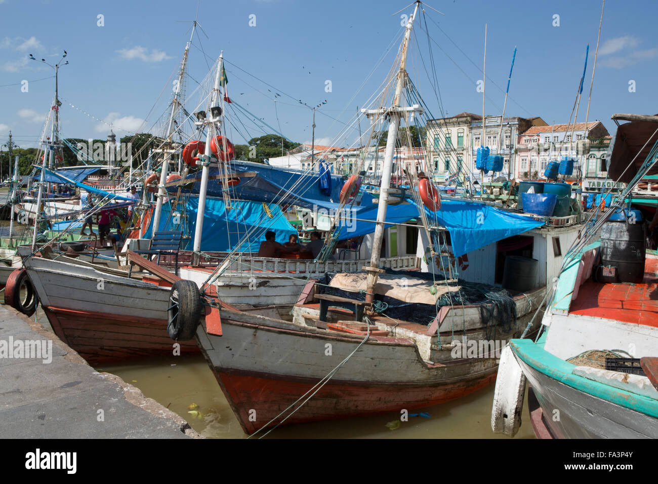 Flussschiffen auf dem Kai neben Ver-o-Peso-Markt in Belem, brasilianischen Amazonas Stockfoto