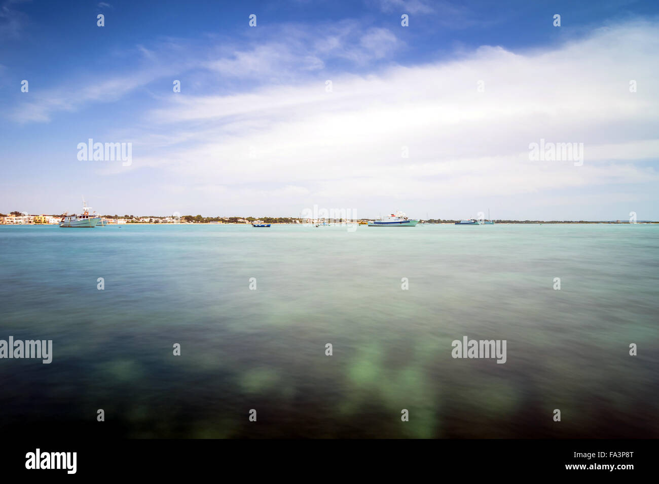 Langzeitbelichtung von Meer und Küste in Porto Cesareo, Italien Stockfoto