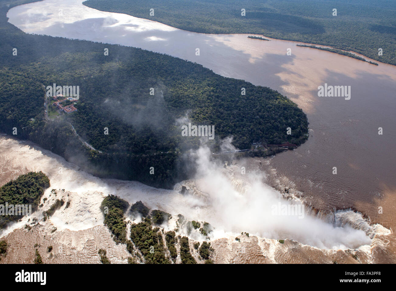 Der Fluss Iguazu und Iguazu Wasserfälle zeigen das Belmond Cataratas hotel Stockfoto