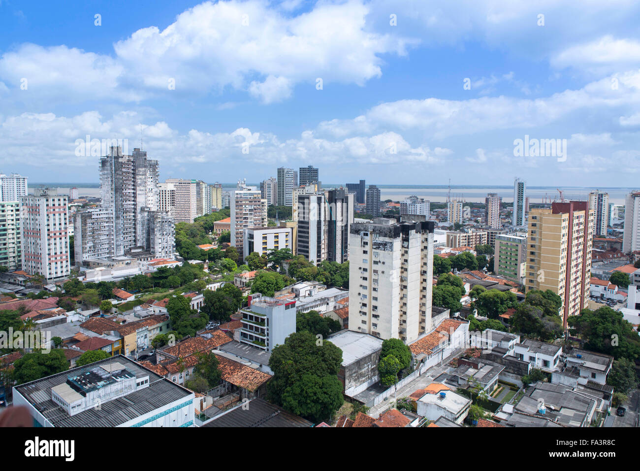 Gesamtansicht der Skyline des Stadtzentrums von Belem mit Wohnhäusern, para State, brasilianischem Amazonas, Brasilien, Südamerika Stockfoto