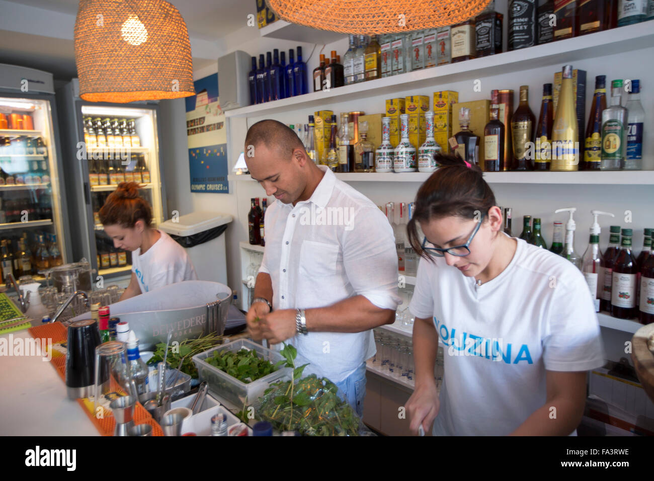 Das Personal bereitet Speisen an der Bar im Restaurant Kouzina in Sao Paulo, Brasilien, zu Stockfoto