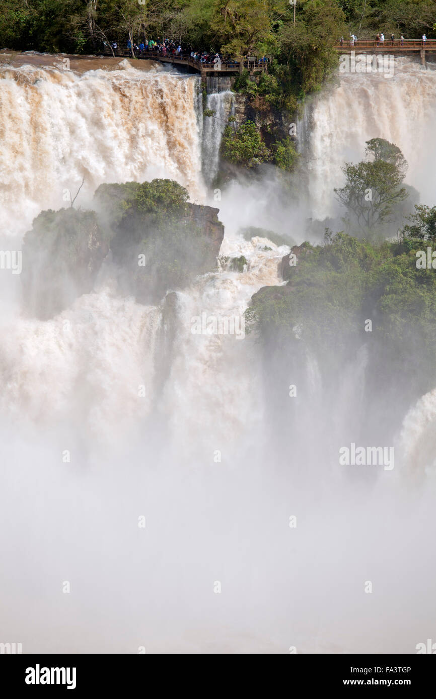 Iguaçu / Iguazu fällt in voller Flut und liegen an der Grenze von Brasilien und Argentinien Stockfoto