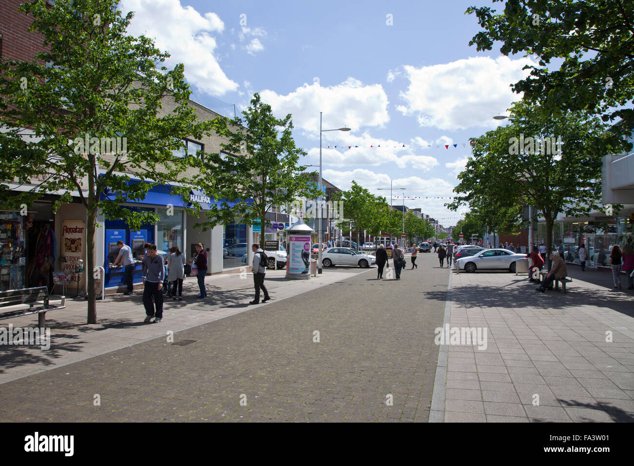 Lowestoft ist London Road North, gesäumt von Privat- und Geschäftskunden Verkaufsstellen Fußgängerzone. Stockfoto
