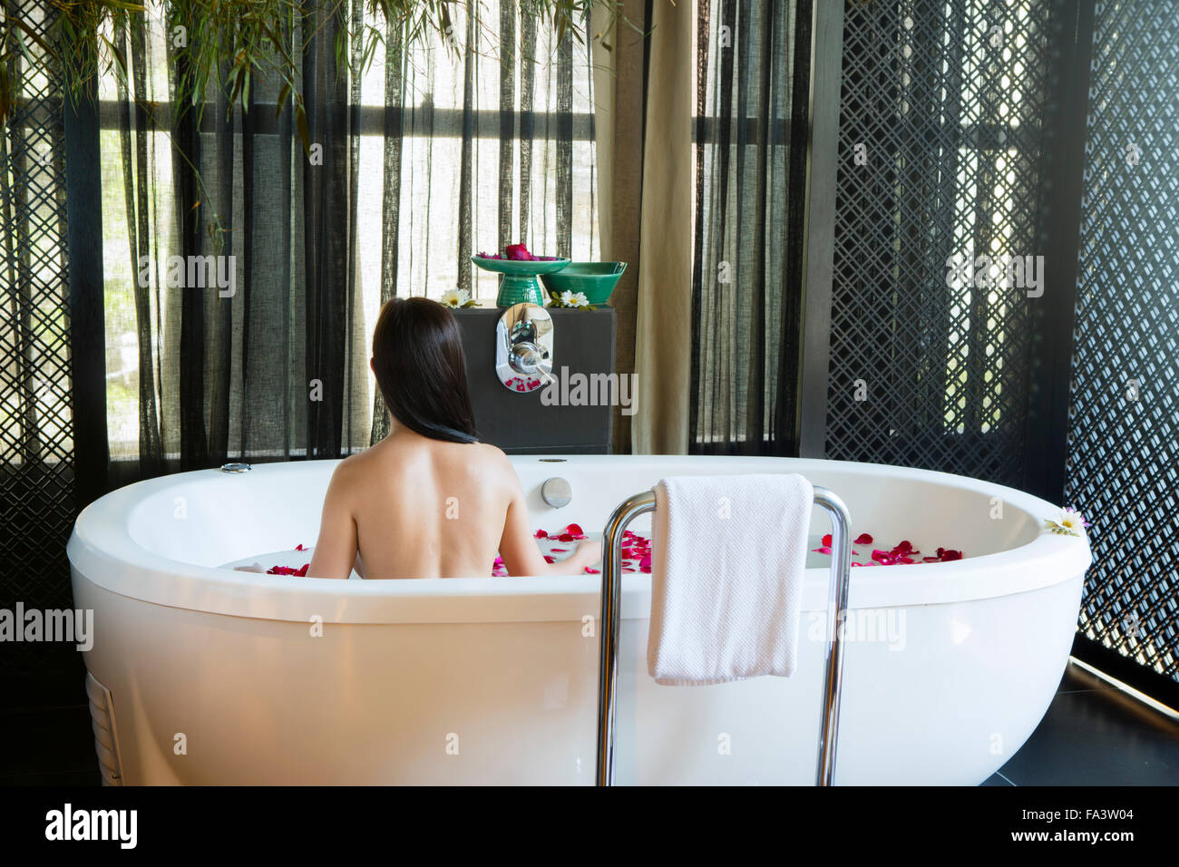 Eine junge lateinamerikanische Frau Entspannung in einem spa Stockfoto