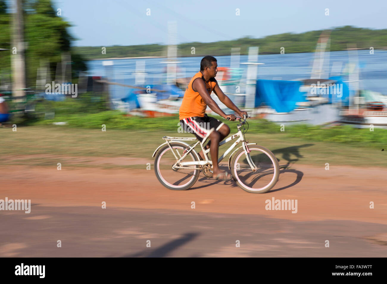 Radfahrer auf einer unbefestigten Straße in Brasilien Stockfoto