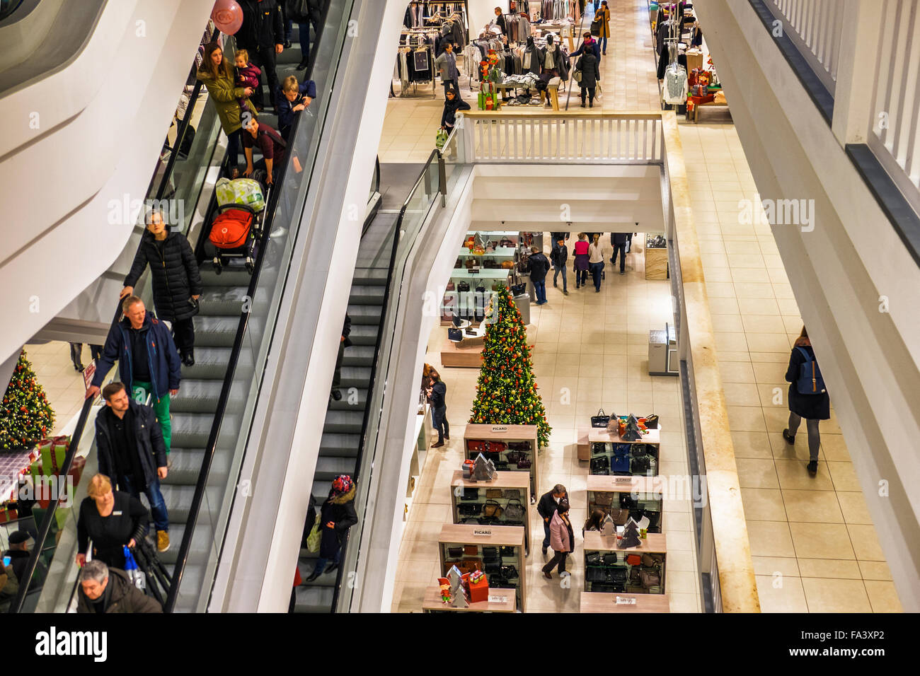 Galeria KaufhofFiliale Interieur, Rolltreppen & Shopper zu Weihnachten