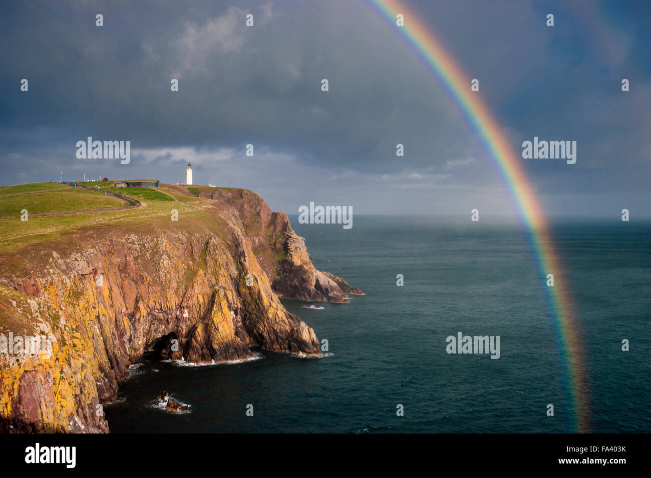 Regenbogen über dem Mull of Galloway-Leuchtturm, Dumfries and Galloway, Schottland, Großbritannien Stockfoto