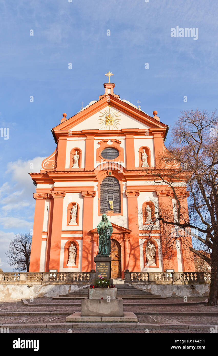 Fassade der Kirche der Mariä Himmelfahrt (1623) in der Stadt Stara Boleslav, Tschechien Stockfoto