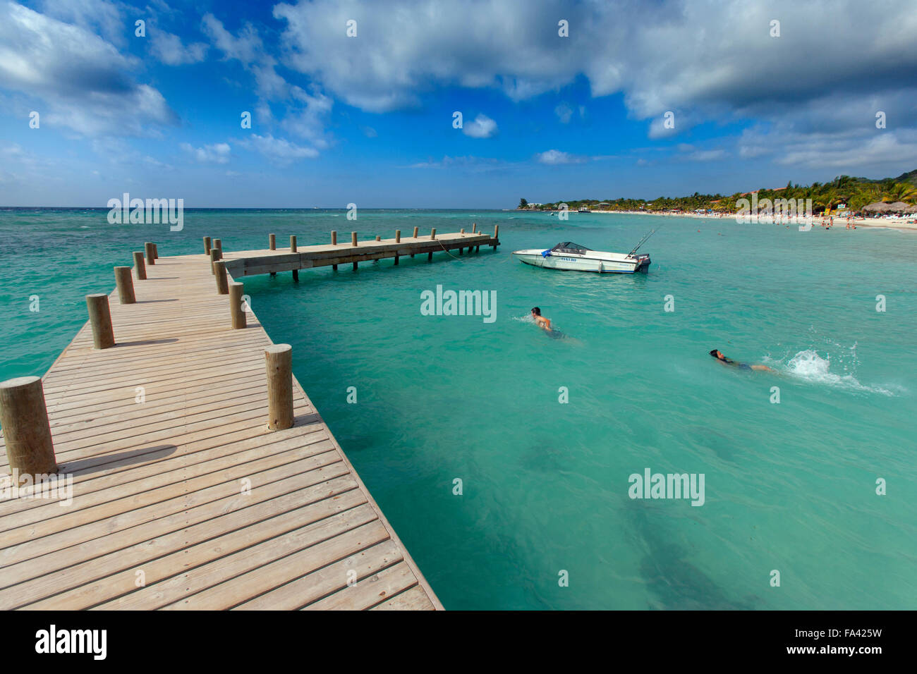 Boote und Schwimmer auf dem Steg am Bay Island Honduras Karibik Stockfoto