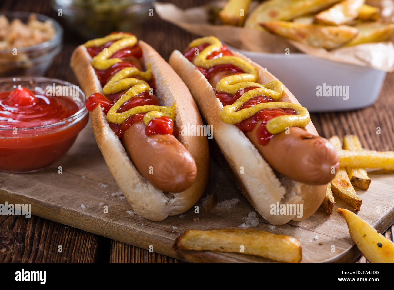 Hausgemachte Hot Dog mit Ketchup und Senf auf rustikalen hölzernen Hintergrund Stockfoto