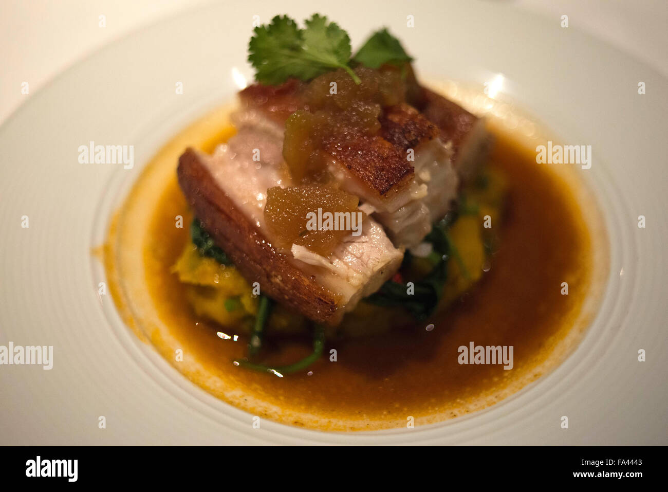 Thailändisches Essen knuspriger Schweinebauch mit gerösteten Pumplin ...