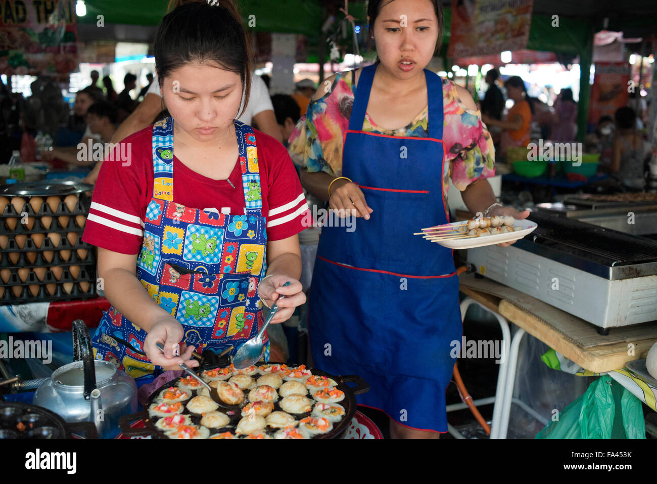 Garküche am Wochenendmarkt Chatuchak, Bangkok. Chatuchak Weekend Market. Chatuchak Weekend Market oder Jatujak Stockfoto