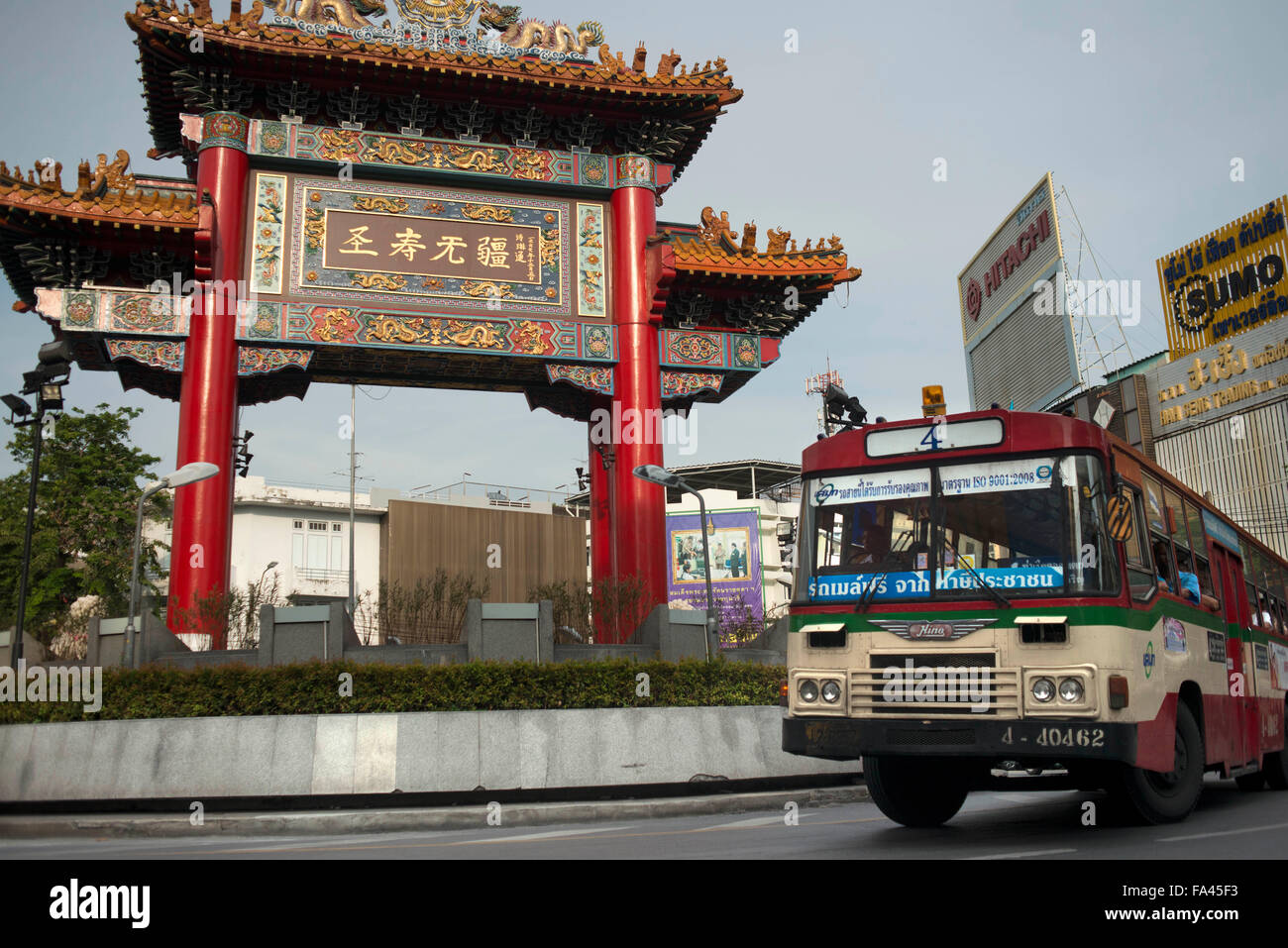 Wat Traimit Mittaphap. Die Chinatown Tor Kreisverkehr und Eingang der Chinatown in Bangkok, Thailand. Die Abend-Ansicht von Chinatown Bogen markiert den Beginn der berühmten Yaowarat Road und ist das Wahrzeichen von Bangkok Stockfoto