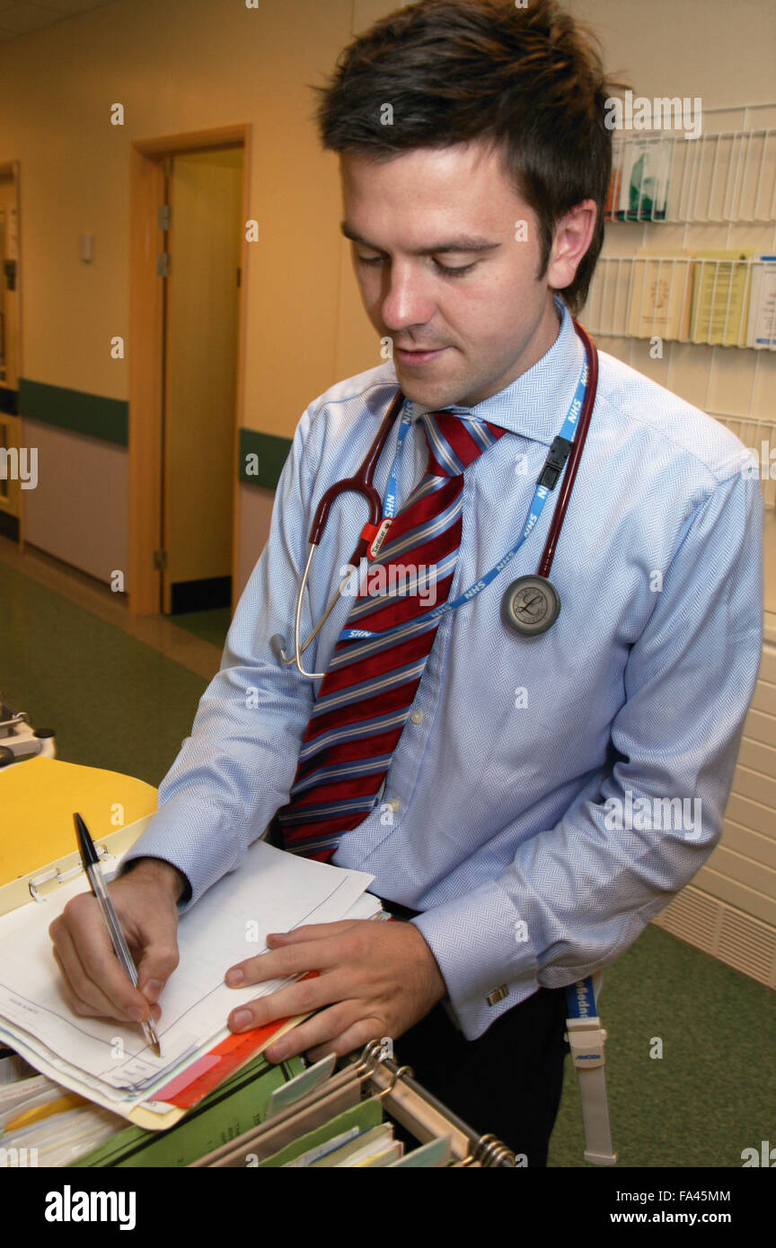 Senior House Officer auf Hämatologie Station sich aus Patienten-Noten, Stockfoto