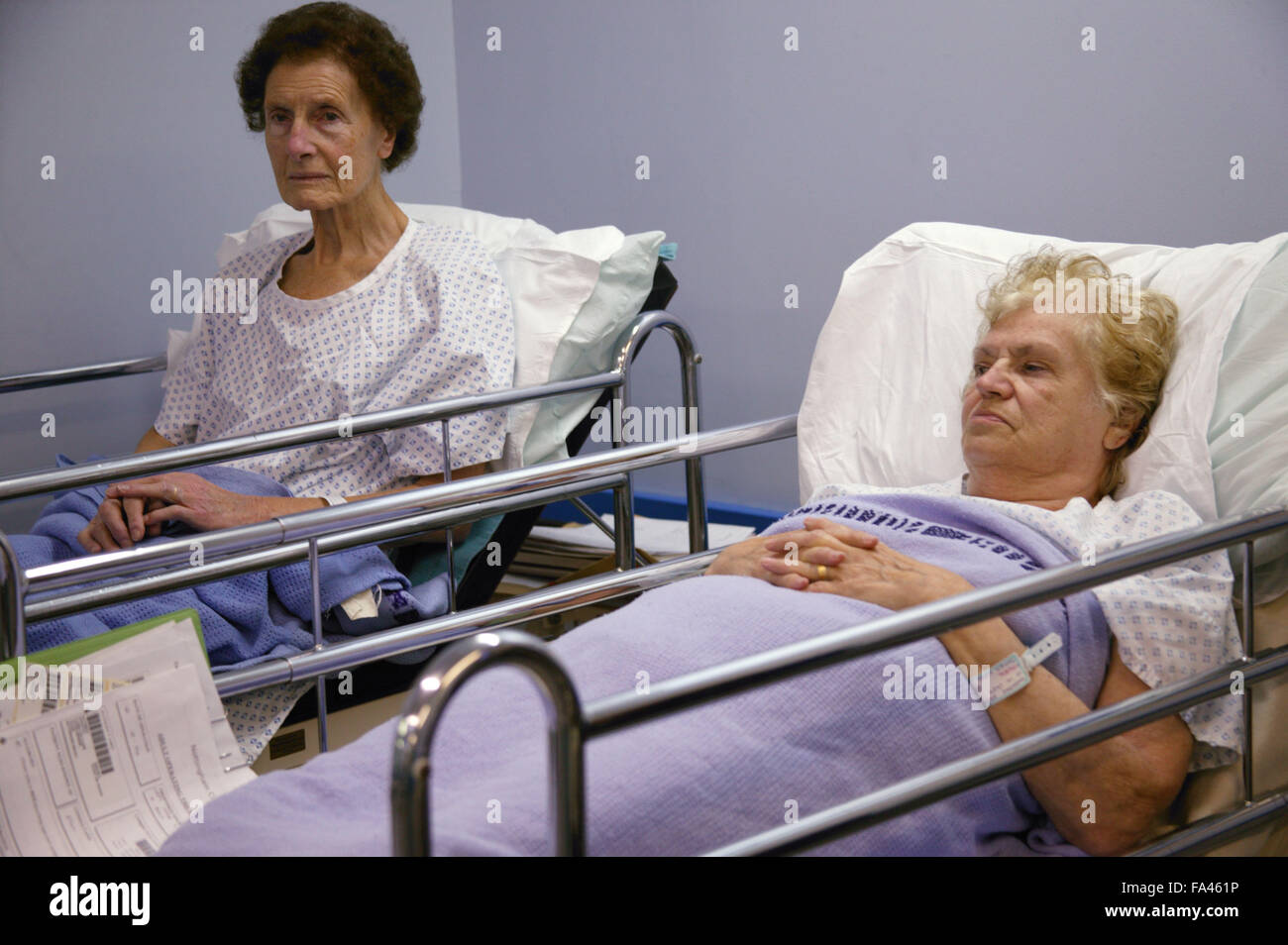 Patienten warten auf ihre Operationen in Pre-Op-Bereich des Main-Theaters, Stockfoto
