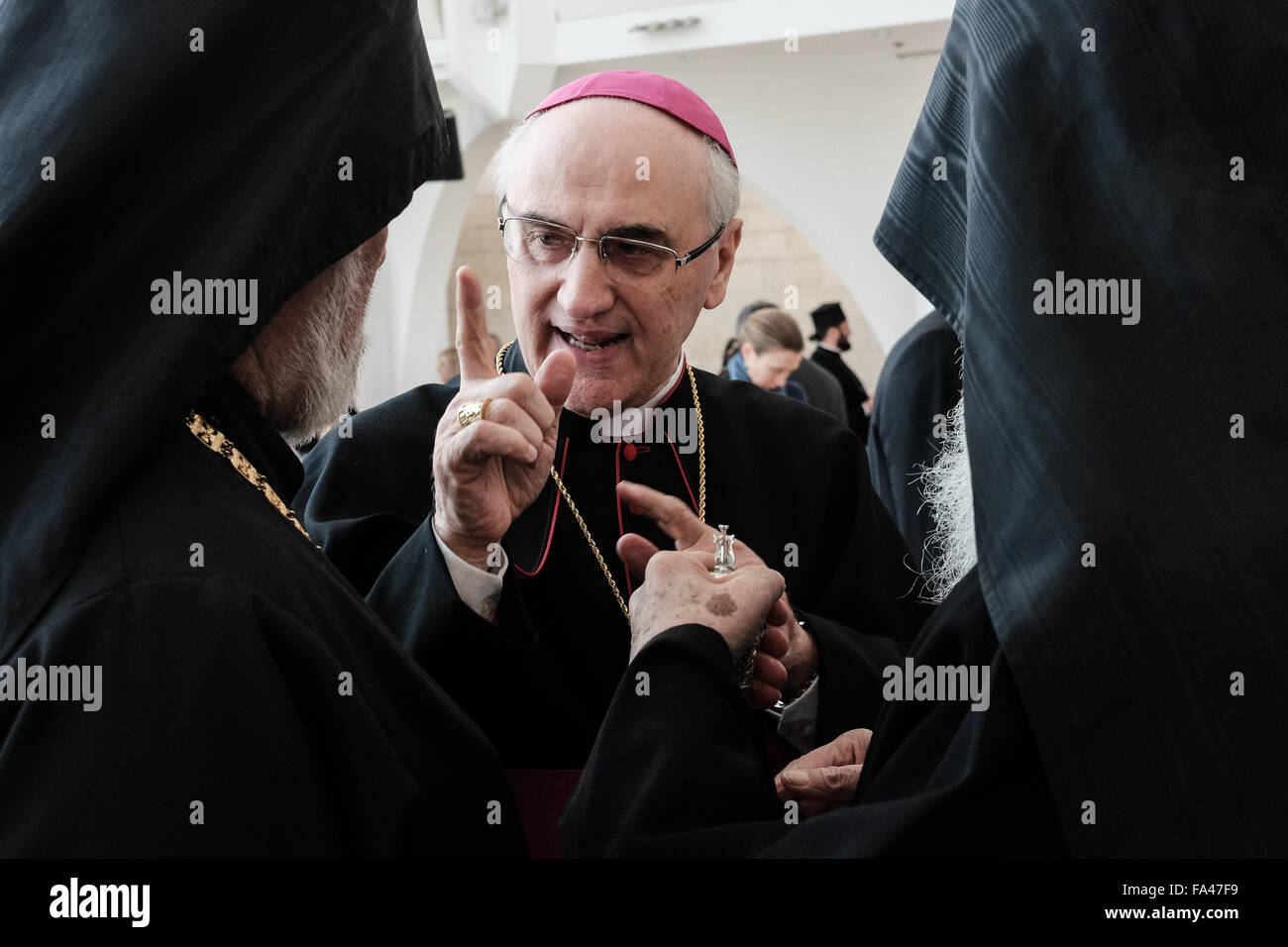 Jerusalem, Israel. 21. Dezember 2015. Vatican Ambassador Giuseppe Lazzarotto (C), vermischt sich mit Christian Church Führer in der Blaustein Hall im Zentrum Shimshon. Israelischen Tourismusminister Levin lud zu einem vorweihnachtlichen Empfang für Führer der christlichen Gemeinden und Kirchen in Israel im Mittelpunkt Shimshon Beit Shmuel, in Jerusalem. Bildnachweis: Nir Alon/Alamy Live-Nachrichten Stockfoto