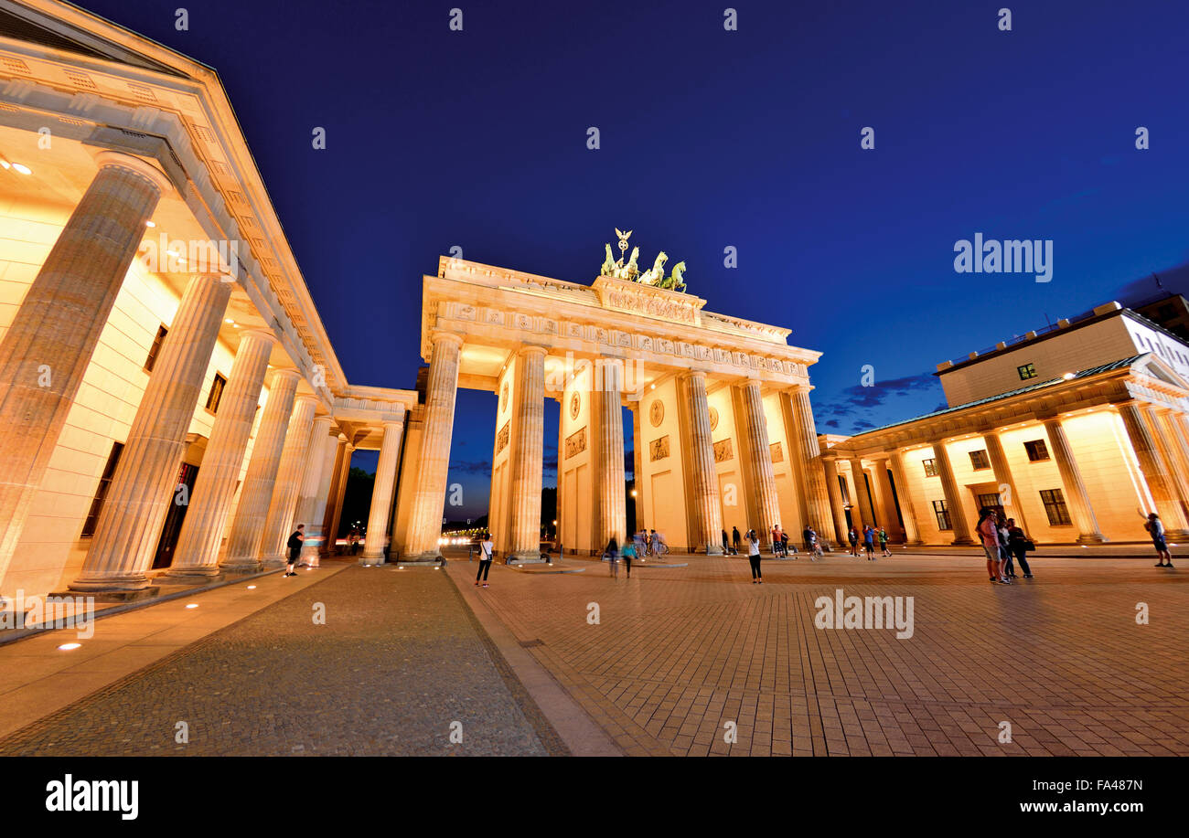 Deutschland, Berlin: Touristen, die nächtliche Momentaufnahme des Brandenburger Tors am Paris Square Stockfoto