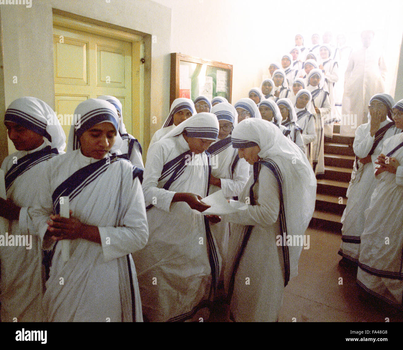 Mutter Teresa Blick auf schriftliche Gelübde von einer Schwester Begriff, ihr Gelübde zu den Missionarinnen der Nächstenliebe im November 2995 an der Marienkirche in Kolkata, Indien Stockfoto
