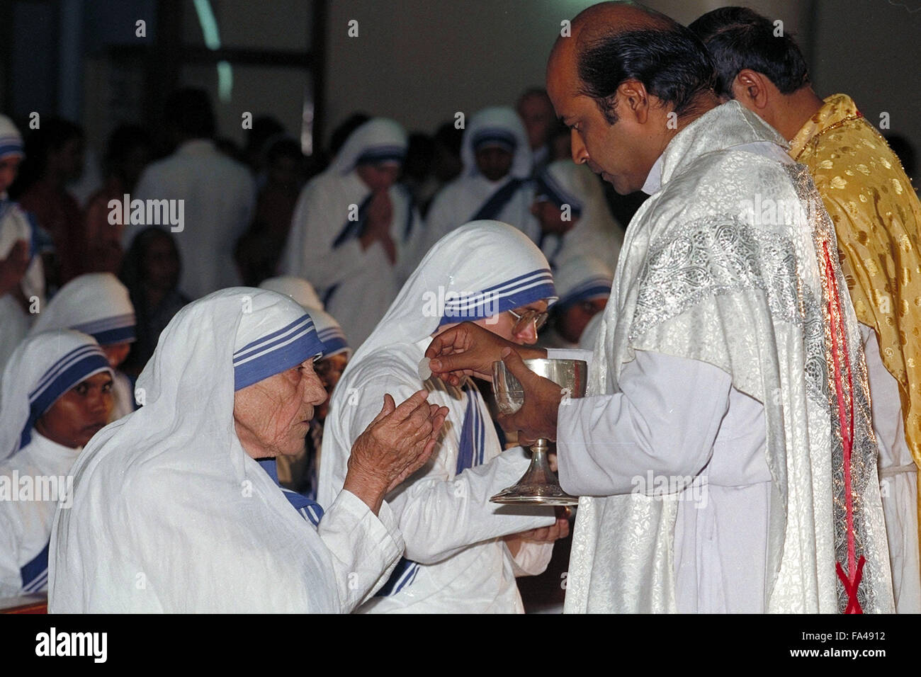 Mutter Teresa Empfang der Kommunion in der St. Marien-Kirche in Kolkata, Indien nach dem Beruf der Zeremonie Stockfoto