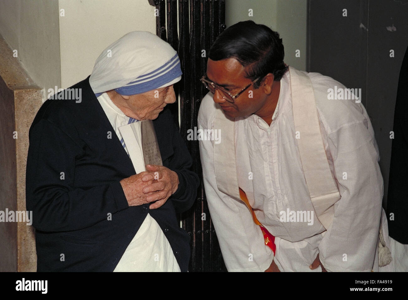 Mutter Teresa Gruß indischen Priester während der Beruf des Zeremonie im November 1995. Dies ist bei Frauen, die in der Ausbildung auf ihre Gelübde, die Missionarinnen der Nächstenliebe gewesen Stockfoto