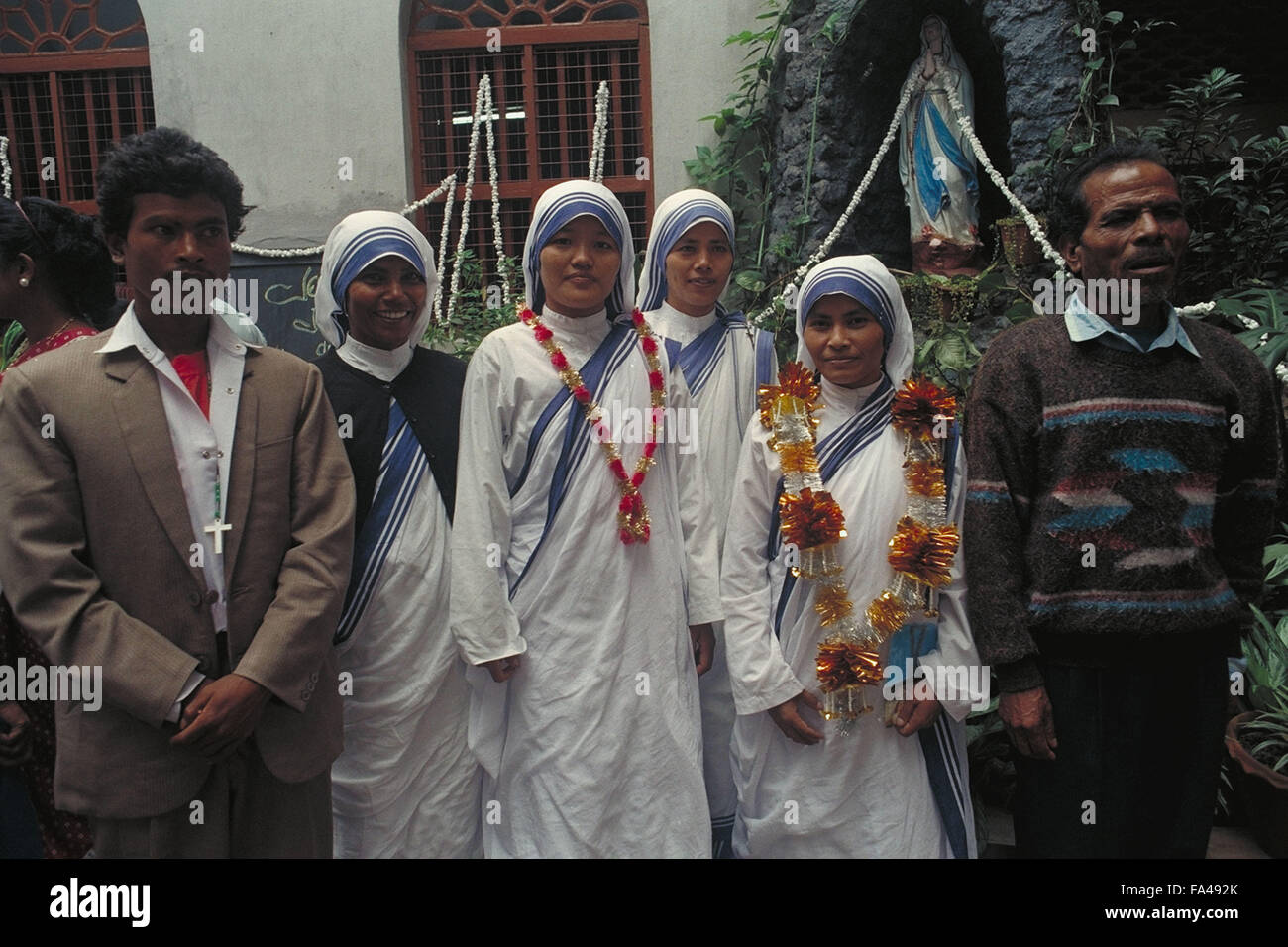 Mutter Teresa-Schwestern, die dem Orden der Missionare der Nächstenliebe beizutreten posieren mit Familienangehörigen Stockfoto