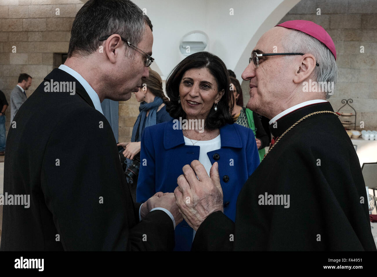 Jerusalem, Israel. 21. Dezember 2015. Israelischen Minister für Tourismus, YARIV LEVIN, begrüßt Vatikan Botschafter GIUSEPPE LAZZAROTTO in Blaustein Hall im Zentrum Shimshon. Minister Levin lud zu einem vorweihnachtlichen Empfang für Führer der christlichen Gemeinden und Kirchen in Israel im Mittelpunkt Shimshon Beit Shmuel, in Jerusalem. Bildnachweis: Nir Alon/Alamy Live-Nachrichten Stockfoto