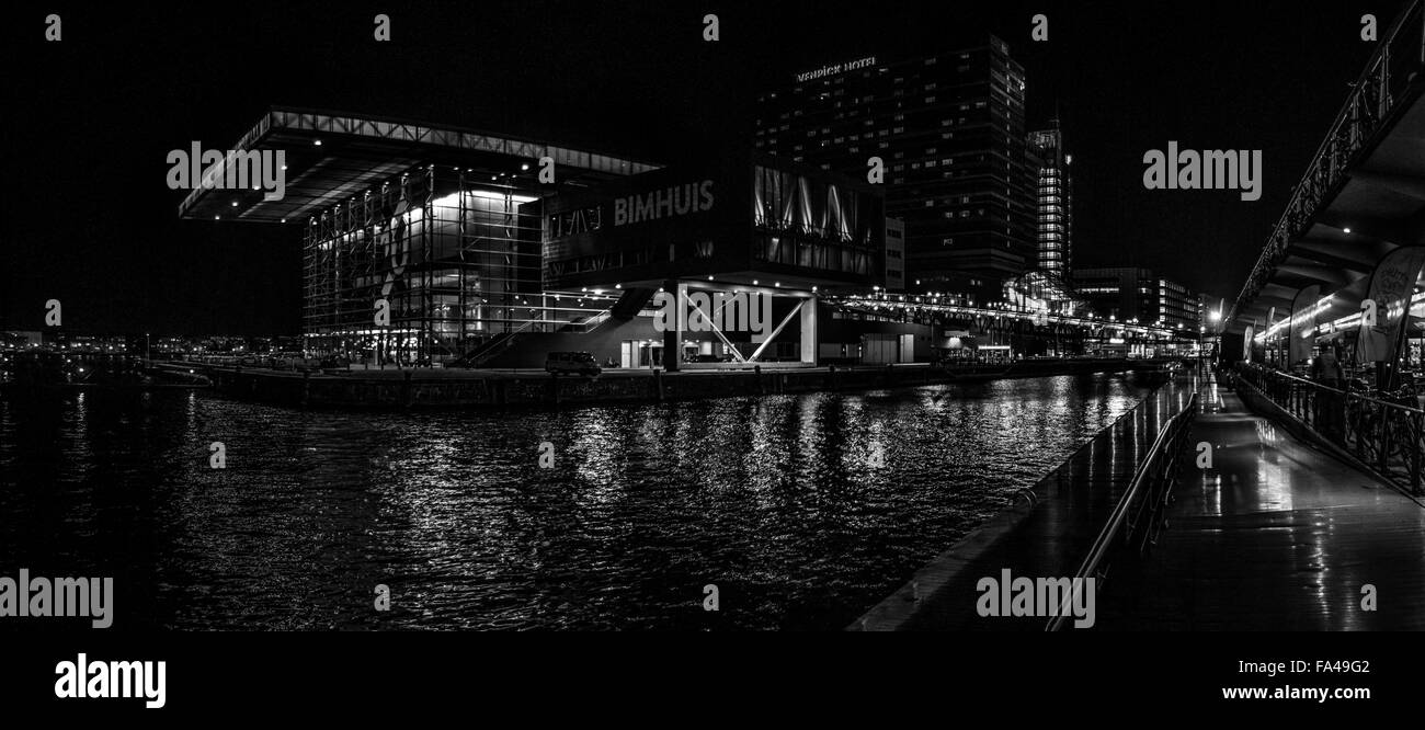 Schwarz weiße Nacht-Panorama-Blick auf Bimhuis Jazz Hall In Amsterdam (Noord-Holland, Niederlande) Stockfoto