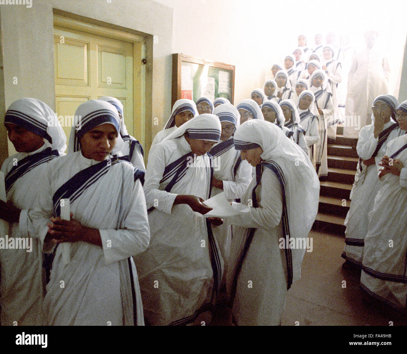 Mutter Teresa und Schwestern der Missionarinnen der Nächstenliebe vor nahmen sie ihre ewigen Gelübde in den Auftrag, die Mutter Teresa 1950 gegründet Stockfoto