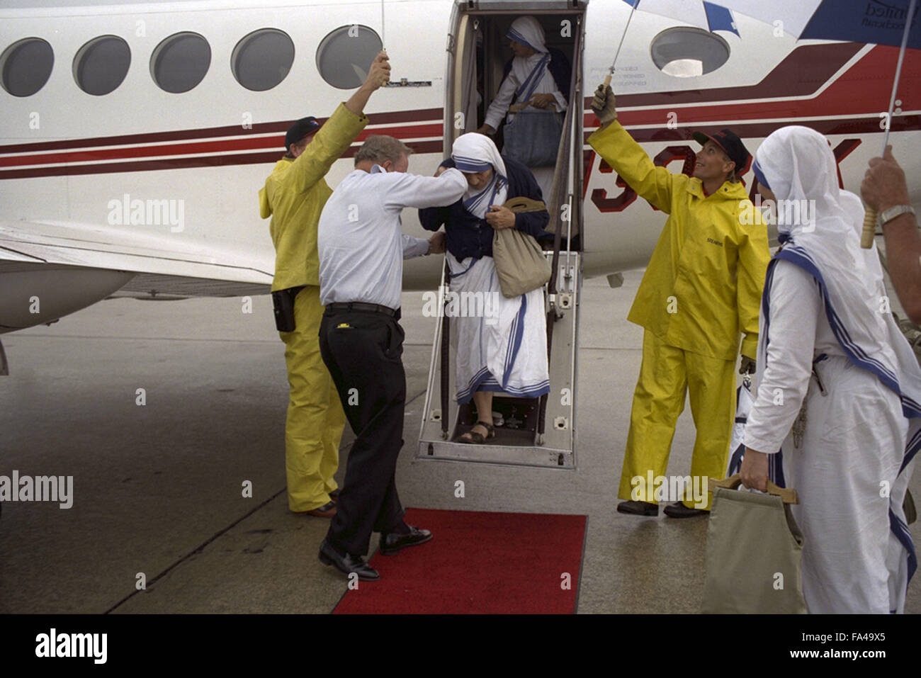 Mutter Teresa aussteigen corporate Flugzeug in Atlanta Hartsfield Airport Juni 15,1995 wenn sie Atlanta besuchte, das Aids-Hospiz eröffnet nach Hause von ihren Schwestern der Missionarinnen der Nächstenliebe zu segnen. Stockfoto
