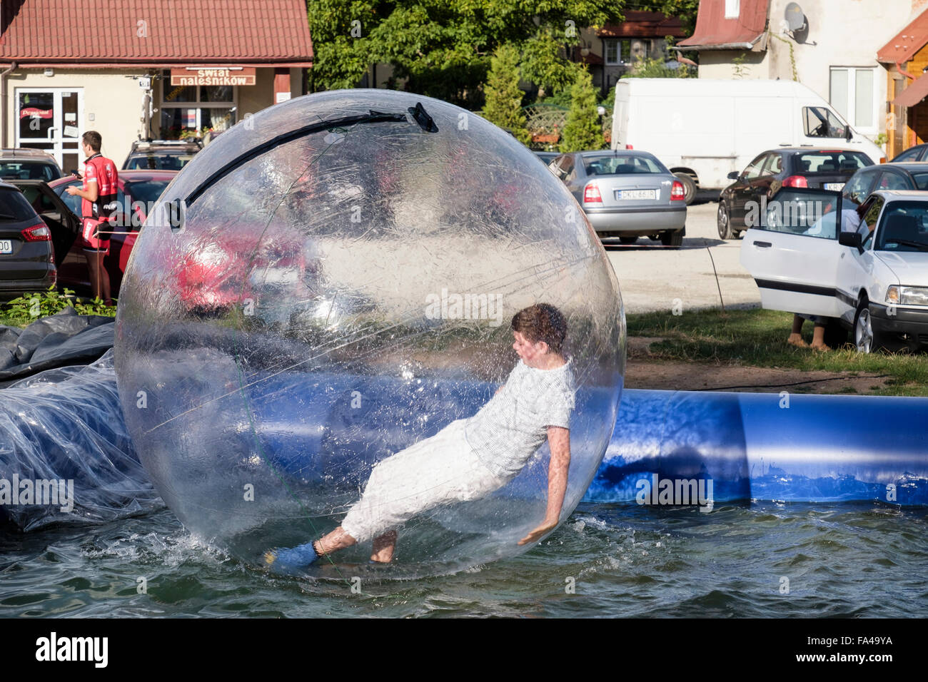 Junge mit Spaß in einer aufblasbaren Zorb-Ball-Blase auf einen Pool von  Wasser nach hinten fallen. Polanica-Zdrój, Glatz, Polen, Europa  Stockfotografie - Alamy