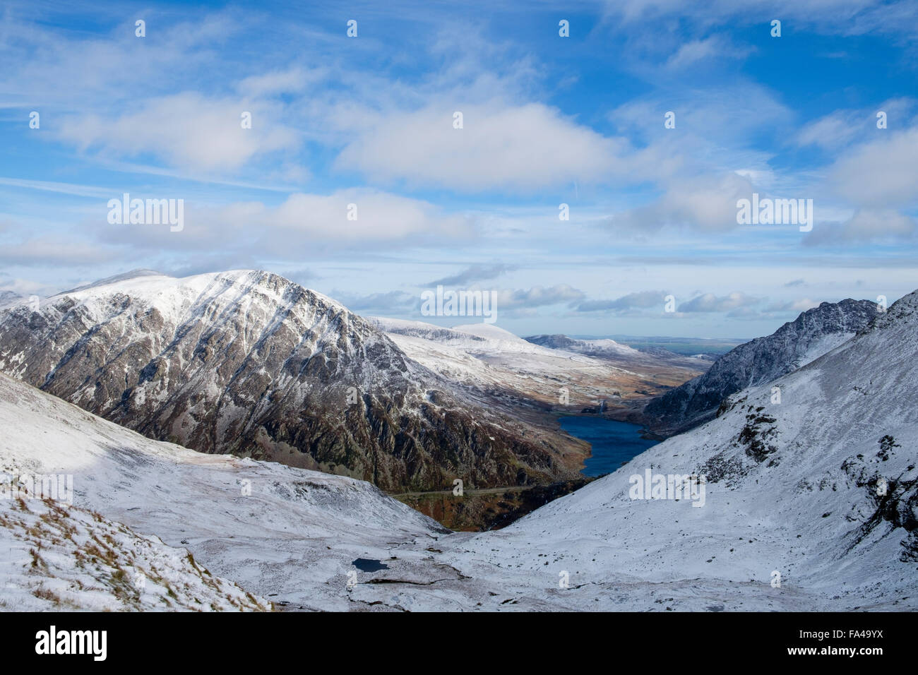 Pen Jahr Ole Wen und Ogwen Valley mit Schnee im Winter von foel Goch Grat über Cwm Cywion in Berge von Snowdonia Nationalpark Wales UK gesehen Stockfoto