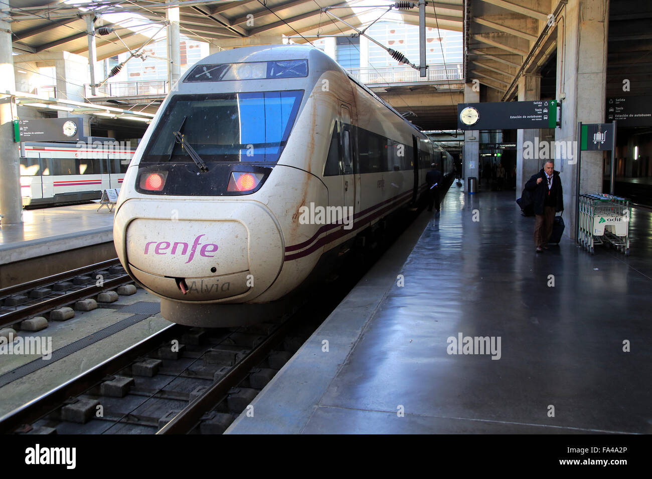 RENFE Zug am Bahnsteig, Bahnhof Cordoba, Spanien Stockfoto
