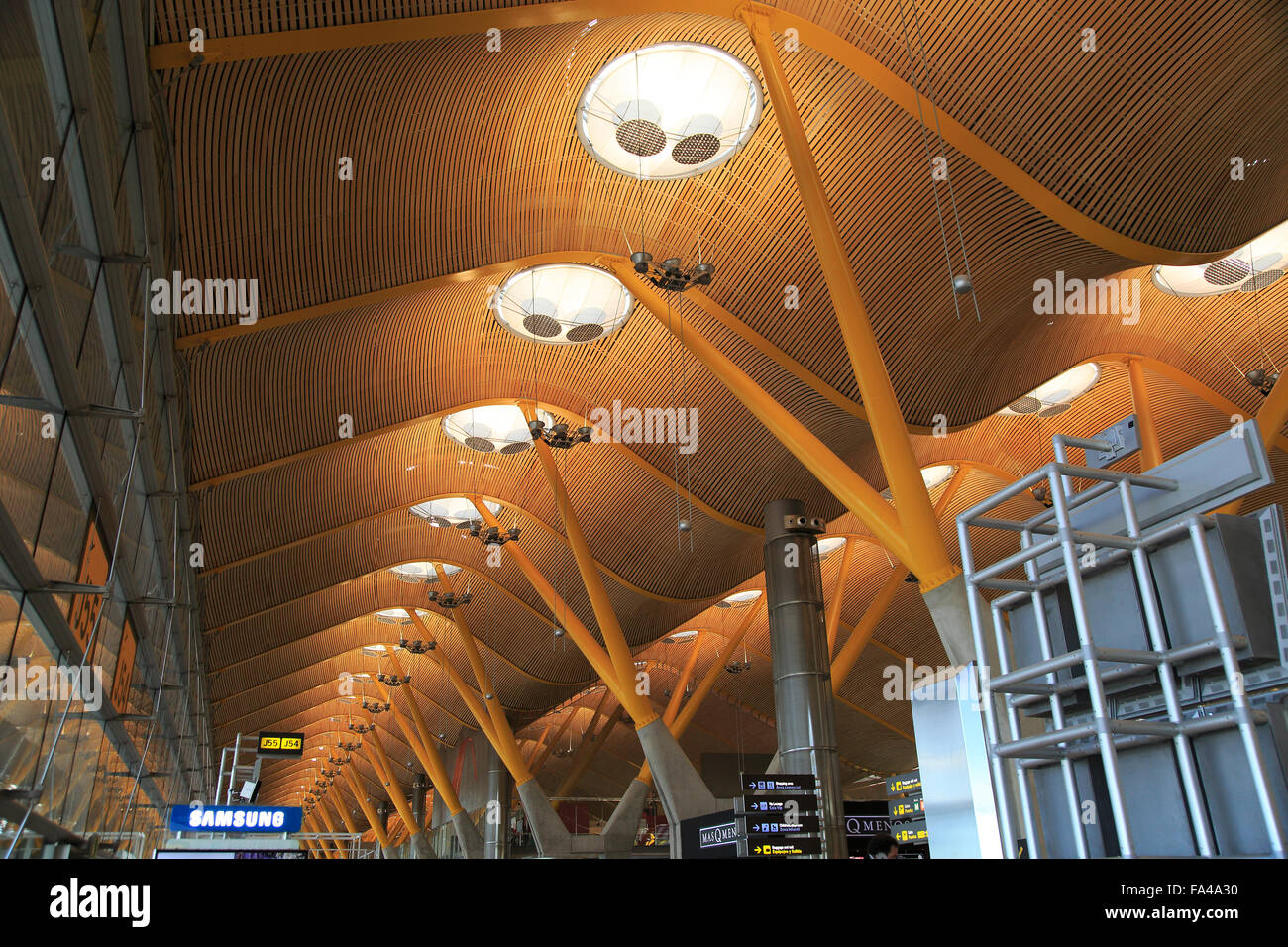 Moderne Architektur Decke Interieur von terminal 4 Gebäude, Adolfo Suárez Madrid-Barajas Flughafen Madrid, Spanien Stockfoto